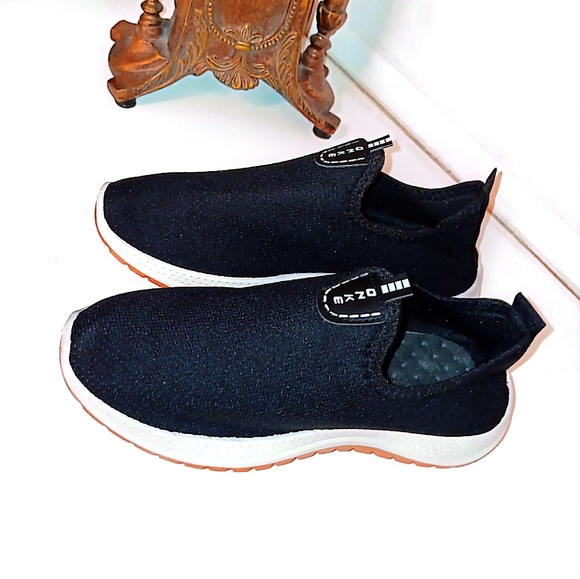 Unisex Solid Slip On Sneakers Comfy Non Slip Soft Sole Shoes for Men & Women - Picture 2 of 10